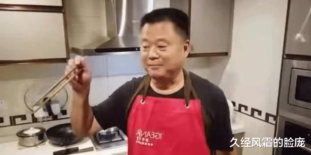 久经风霜的脸庞|李宇春罕见晒爸妈,豪宅朴实接地气,如今还是酷酷形象现身