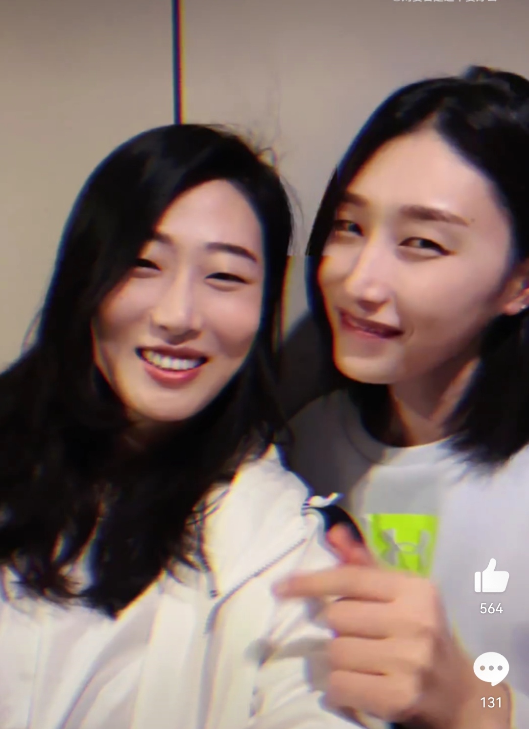 刘晏含|刘晏含与金软景合体，两人酷似孪生姐妹，刘晏含又被“调侃”