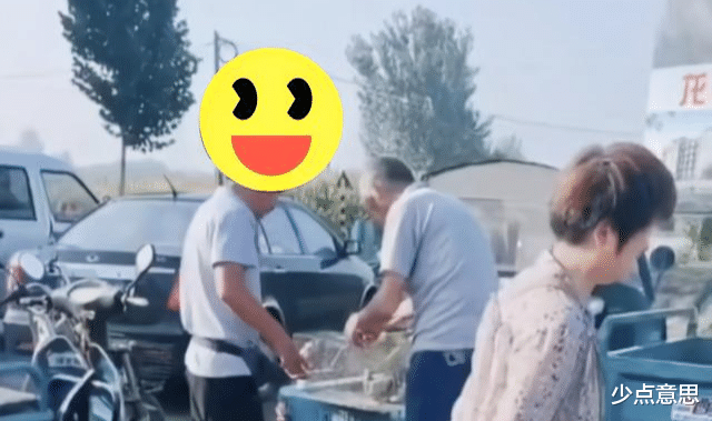 少点意思 山东大爷在集市“强行”买鸽子，扔下8元转身就走：你这都歇菜了！