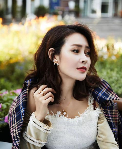 于明加|她放弃外交官改当演员，出道13年零绯闻，38岁被老公宠成公主