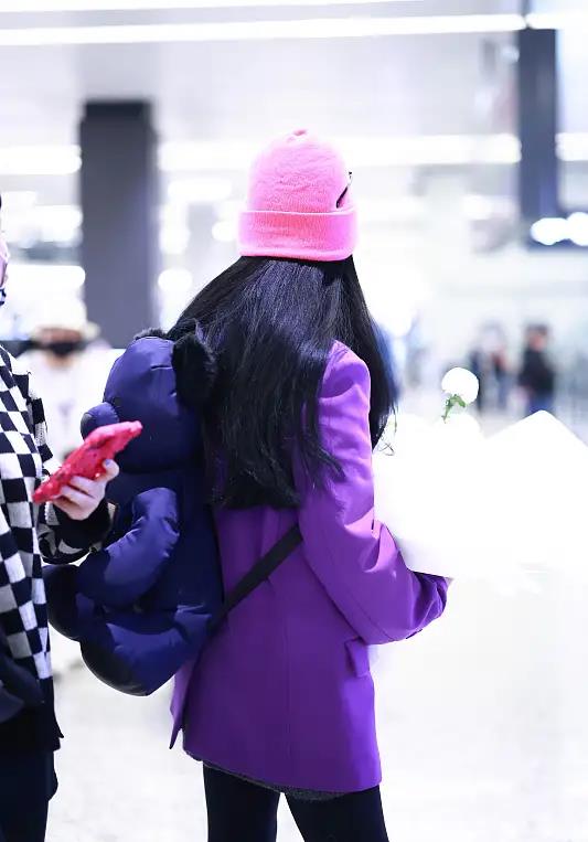 方脸妹说时尚 范冰冰做完公益心情好,穿西装背书包走机场,获粉丝接机表情淡定