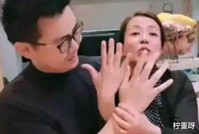 |太暖心！姚爸试图抱起儿子姚威动作滑稽，许妈挽着儿子胳膊好幸福