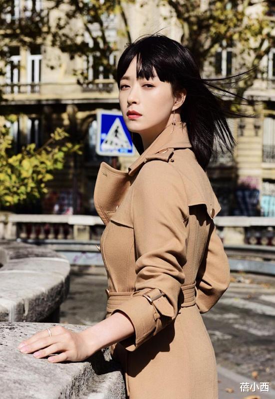 蒋欣|蒋欣减肥太成功，还剪了新的齐刘海，穿风衣凹造型美得高级、惊艳