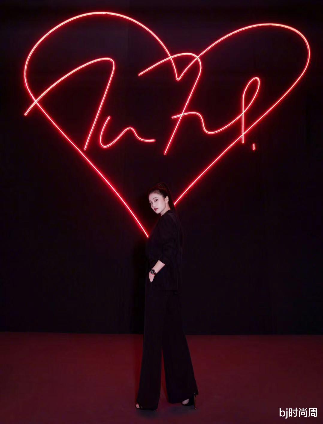 穿衣搭配|白鹿穿黑色连体裤搭配高马尾辫真够帅的，我也想穿同款