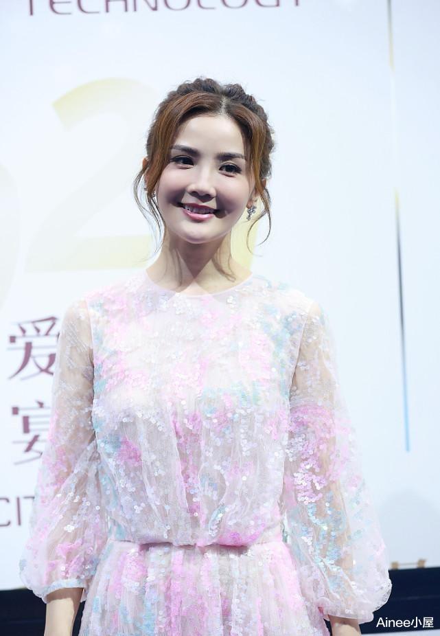 阿Sa|一点看不出蔡卓妍39了,薄纱裙配蓝粉亮片好轻柔,苹果肌饱满充实