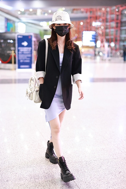 李沁|李沁真美,浅蓝色衬衫配牛仔短裙,清新时尚很有格调。