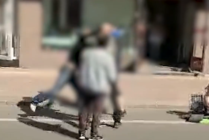 快递 64岁送快递老人遭男子当街暴打，毫无还手之力原因未知