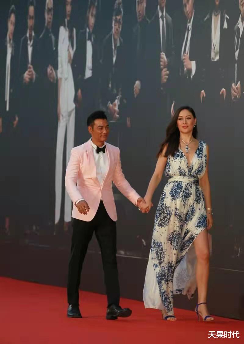 天果时代 任达华老婆琦琦身材真好，穿深V印花裙性感高级，不愧是超模出身