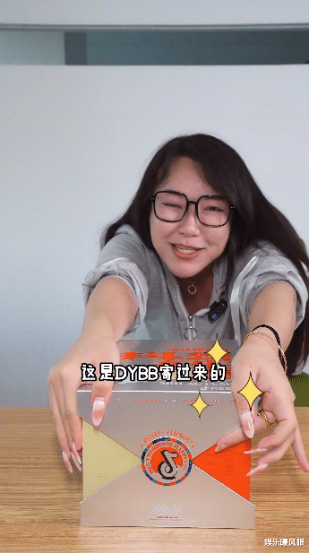 浪胃仙 大胃王浪胃仙再惹争议，长发美甲尽显女人味，网友：下一个风小逸