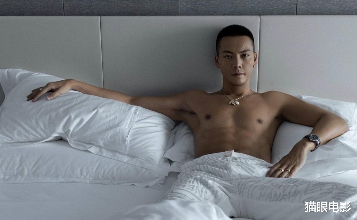 陈伟霆|35岁陈伟霆太会撩了，躺在床上秀8块腹肌，网友：看完精神一整天
