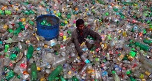 科学家在人类粪便中：发现有塑料颗粒，难道说霍金的预言要实现了