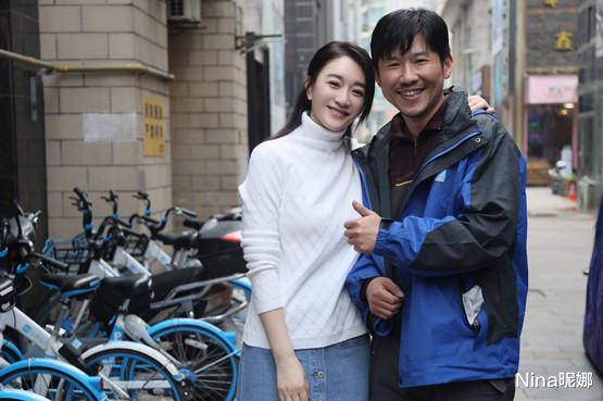 李小冉|李小冉罕见晒生活近照！穿毛衣打扮朴素吃饺子，大鼻子一看就旺夫