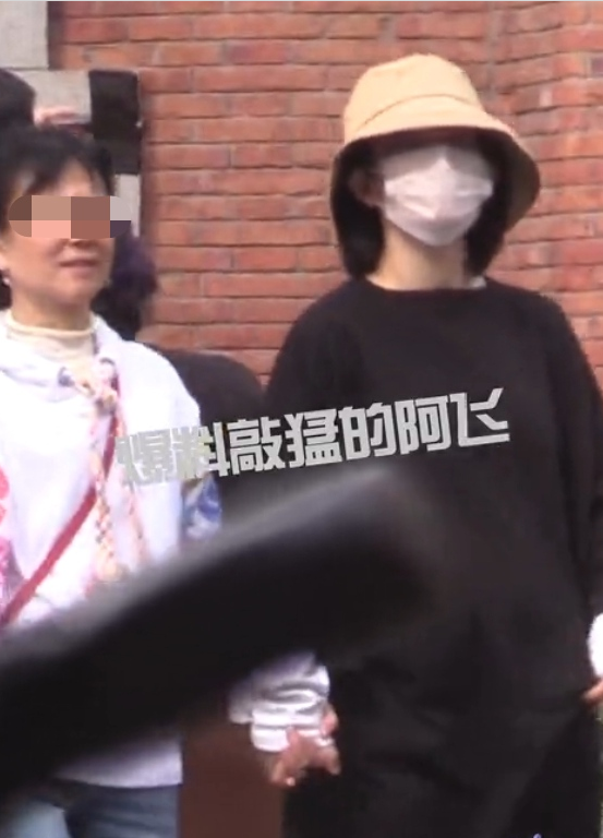 谢娜|谢娜挺大肚和张杰现身深圳，小腿浮肿步履匆忙，工作人员贴心陪伴