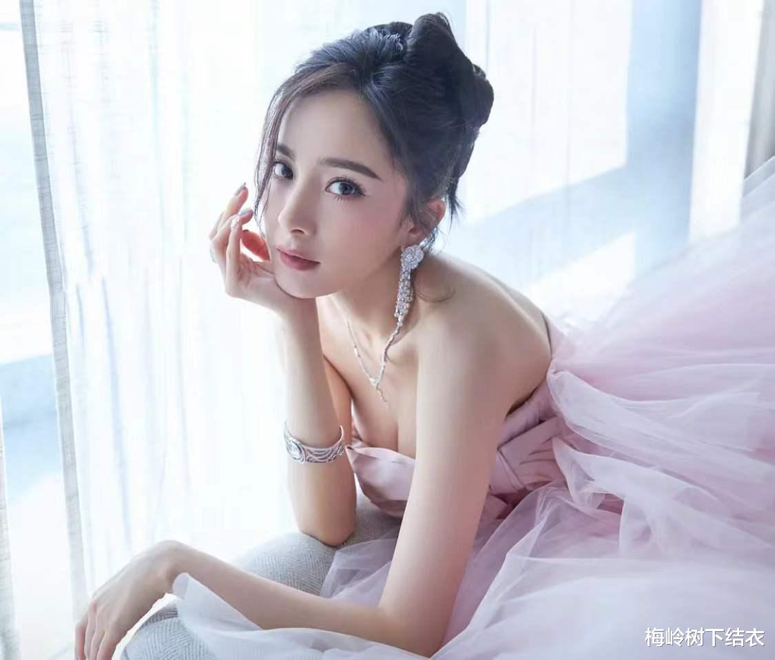 杨幂|36岁的杨幂和35岁的宋茜愈发美艳，光阴仿佛没在她们身上留下痕迹