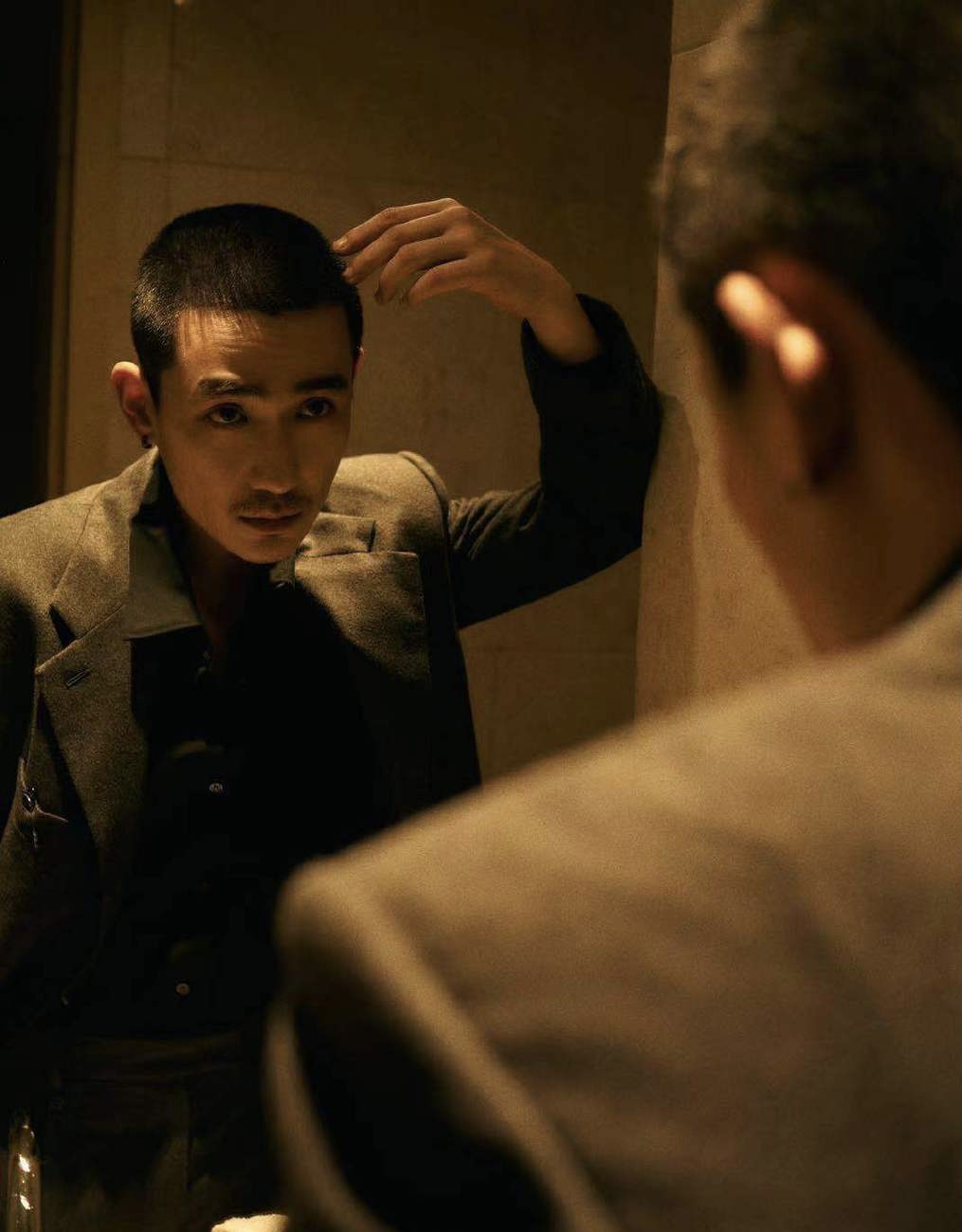 朱一龙|朱一龙寸头胡子造型被指老了十岁，沧桑得让人想喊爷爷