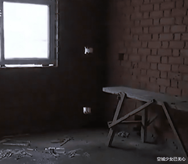 烂尾楼|开发商延期9年不交房，业主无奈住进“烂尾楼”，没门没窗没水电