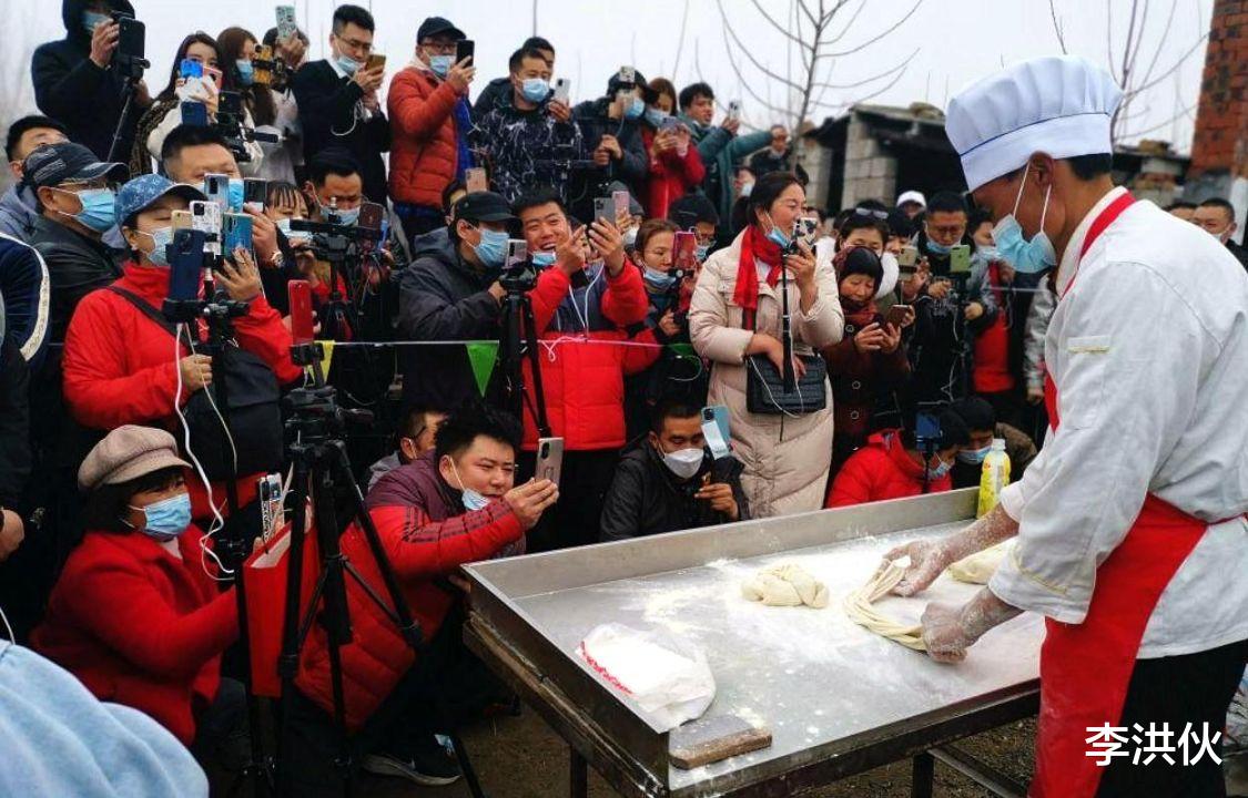 朱之文|大衣哥还有心情踩高跷扮猩猩，你家大门又被人砸了！