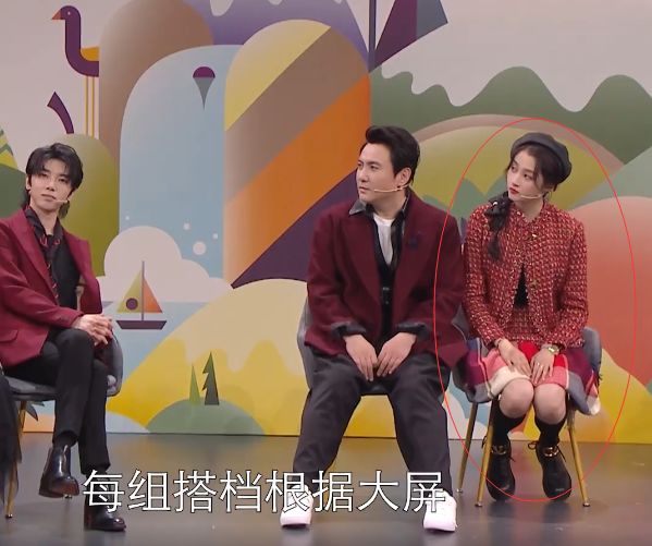 关晓彤|关晓彤穿裙装没办法坐下？华晨宇偷偷塞给她一个东西，女生看了都懂