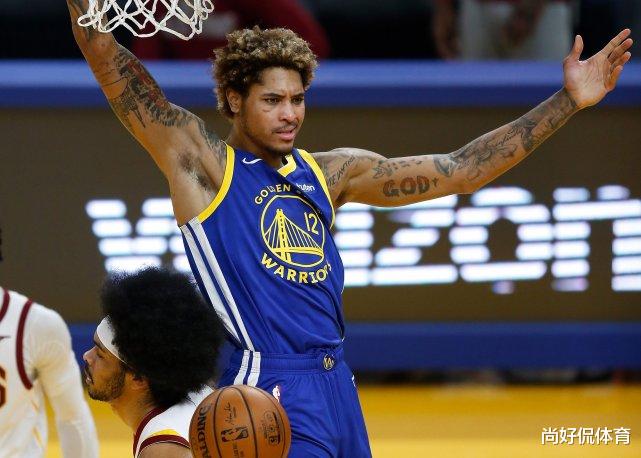 勇士队|科尔终于想通了，勇士一弱项变强项，球迷都没有想到啊！