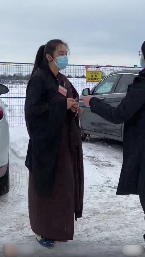 王祖贤|54岁王祖贤现身寺庙，脸部严重发福双下巴明显，弯腰驼背似路人