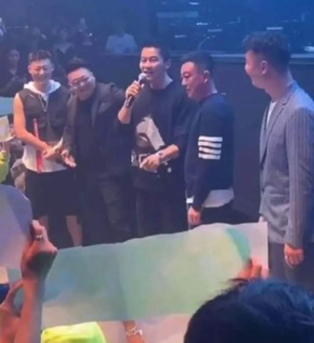 李晨|女子晒李晨酒吧百万账单，八千八香槟连开88支，一瓶矿泉水50