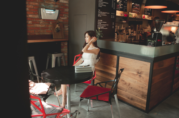 壹品穿搭|女神孙允珠高清时尚搭配：怀旧风百合蕾丝绣花百叶衣裙