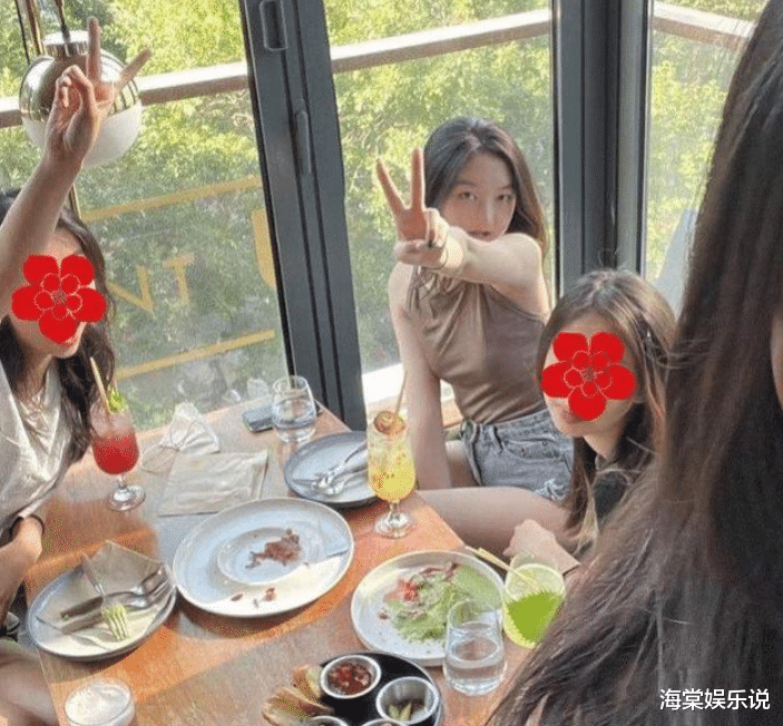 佟丽娅|李嫣参加舞会霸气站C位，穿抹胸红裙气质清绝，颇有天后王菲风范