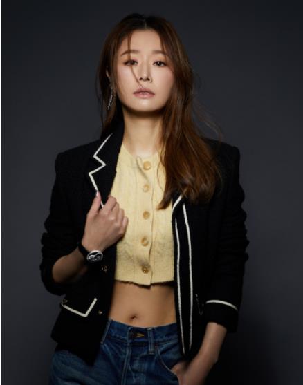 林心如|45岁林心如展示自己腹肌！上身短衫，腰部以下部分裸露出来。真美