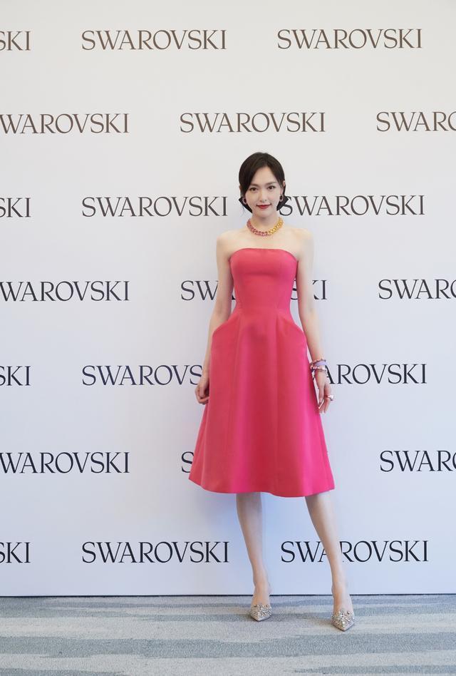 旗袍公馆 唐嫣久违再露面，别人不敢试的芭比粉，她却穿成了“在逃公主”