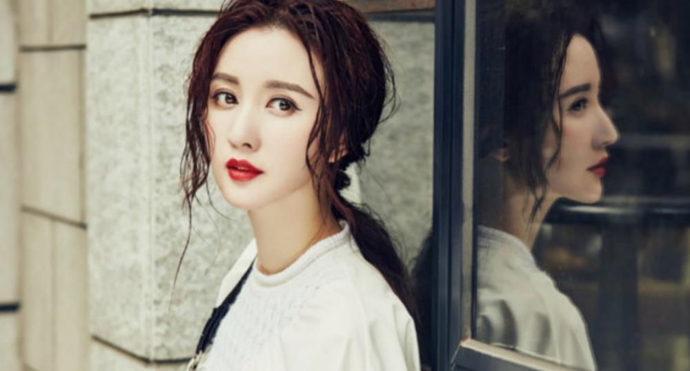 晒晒张萌的家，欧式沙发后做的精致石膏线壁炉，看着也太豪华了