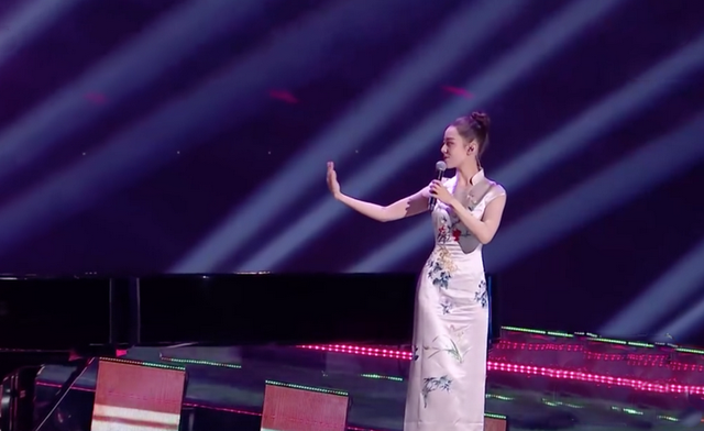 旗袍公馆|郎朗夫妇亮相818晚会,吉娜穿旗袍凹凸感迷人,芭比腰让人嫉妒