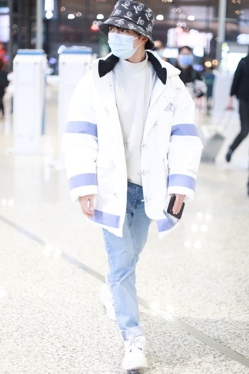 男士穿衣搭配杂志 周深小个子的搭配模板,棒球夹克配牛仔裤青春潮流,这样穿够出彩