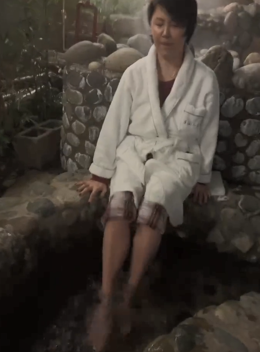 老明星|老戏骨何政军罕见秀恩爱！老婆下田走泥地不怕脏，左摇右摆好可爱