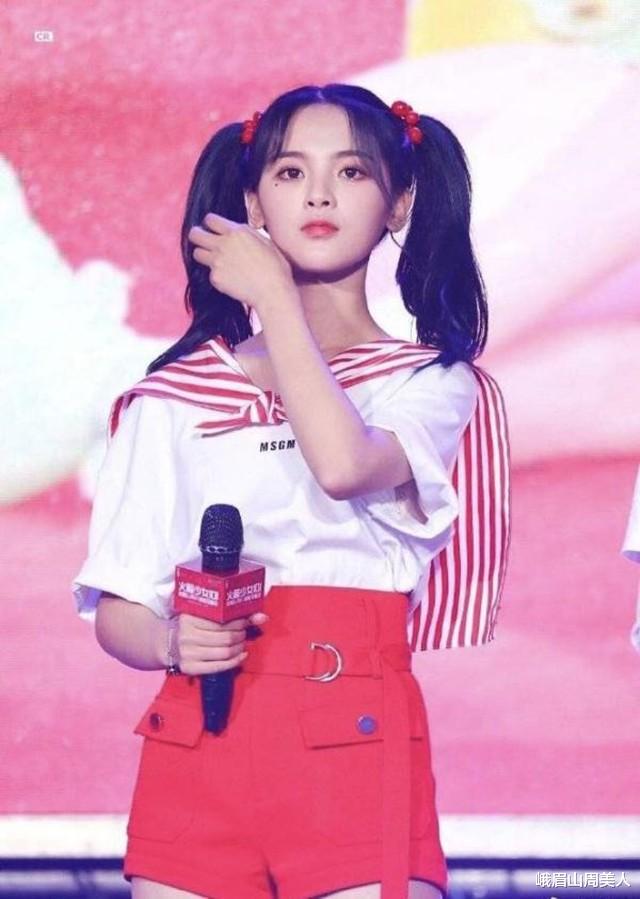 凉皮|夏天别扎低马尾了，很显老！今夏流行这3款发型，时髦显脸小