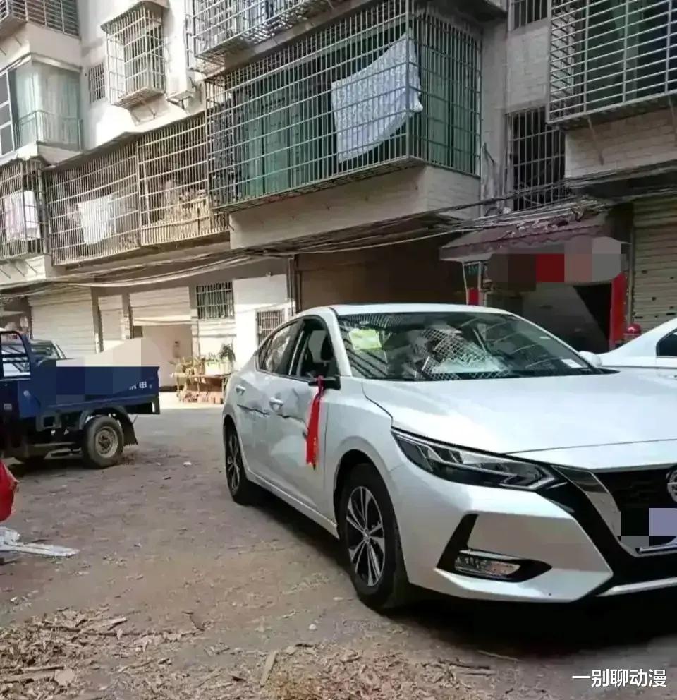 车主气疯:贷款买的日产天籁 ,贴牌都还没下来呢!就被弄成了重大事故车