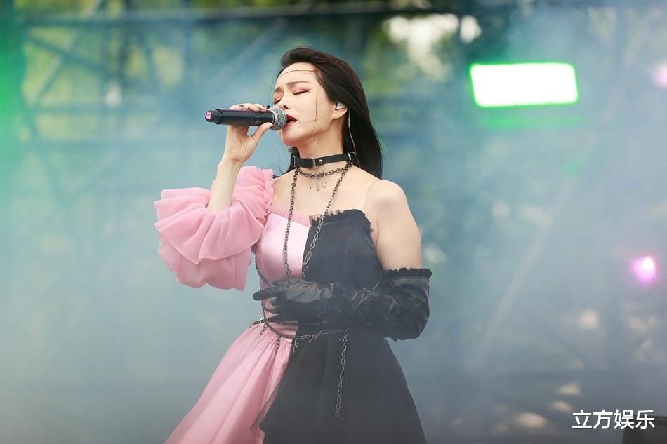 伊能静|53岁伊能静现身音乐节，膀大腰圆面部赘肉明显，秦昊携女甜蜜捧场