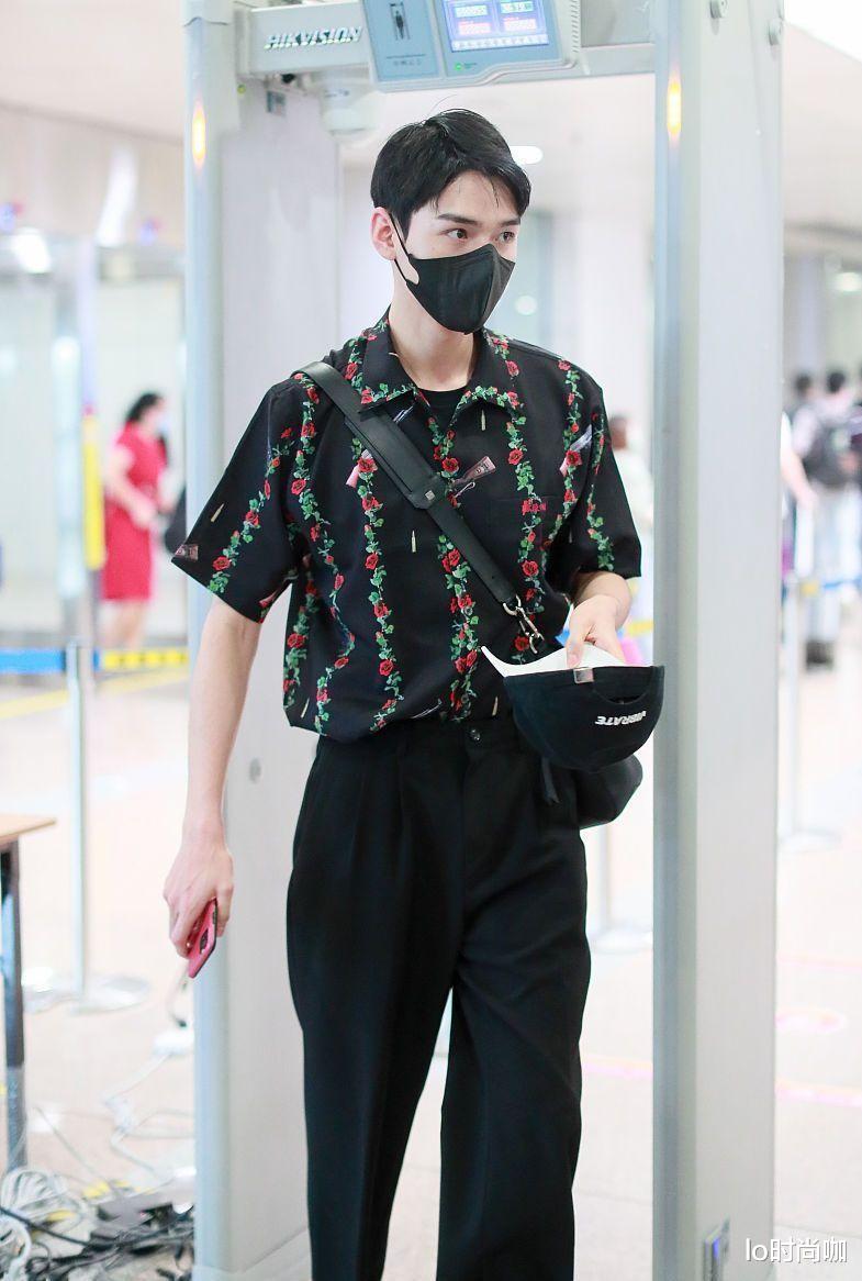 lo时尚咖|龚俊原来也有高冷的一面，穿上黑色花衬衫，瞬间变身“高冷帅哥”
