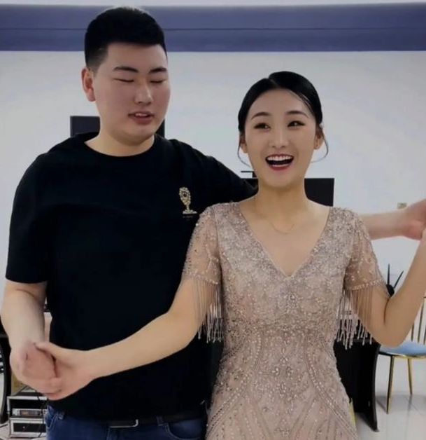 陈亚男|陈亚男官宣与朱小伟离婚，自愿退回大衣哥彩礼，对待婚姻仍有不舍