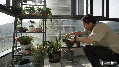 沐宸谈装修|这对夫妻把沙发背景做成矮墙，美观又实用，室内温暖通透，好喜欢