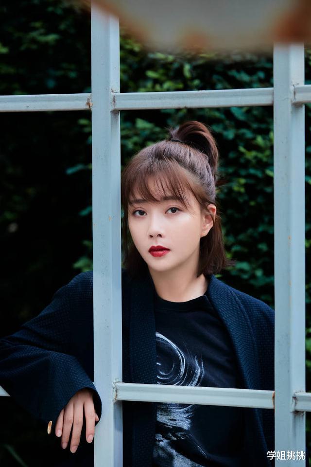 穿衣搭配|殷桃越来越年轻了，空气刘海搭配高马尾，穿牛仔衣好似女大学生