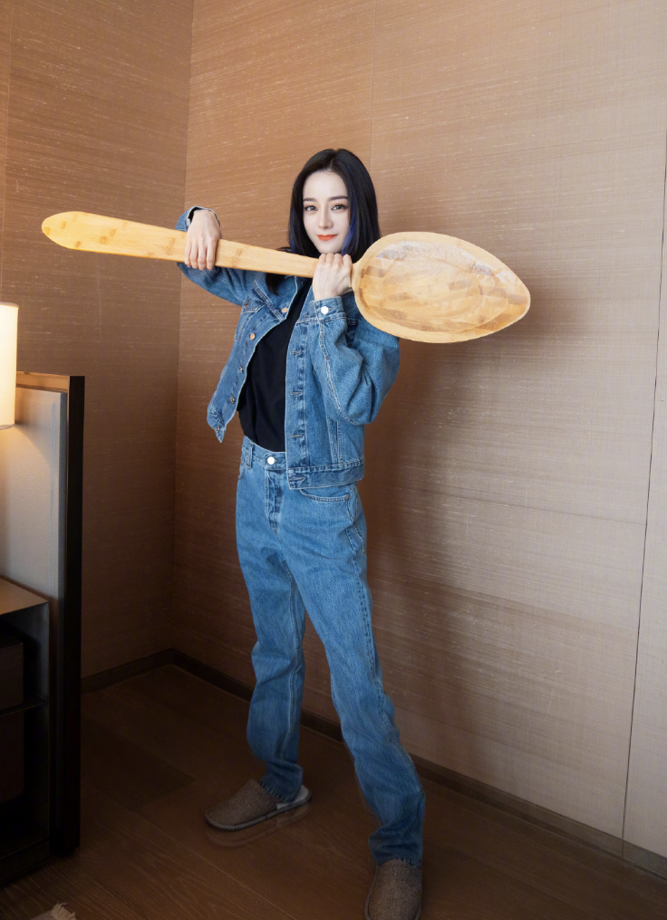 迪丽热巴|热巴晒干饭人六宫格，手持巨型勺子比脸都大，pose百变画风搞怪