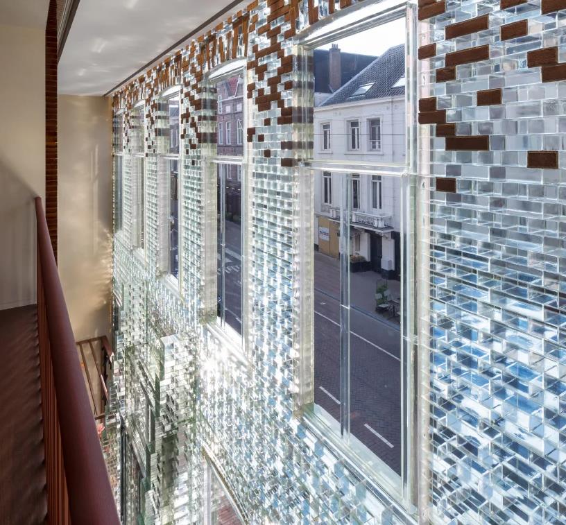 翡翠|美到失语！宝格丽的“翡翠墙”，竟是用废弃啤酒瓶制作的？