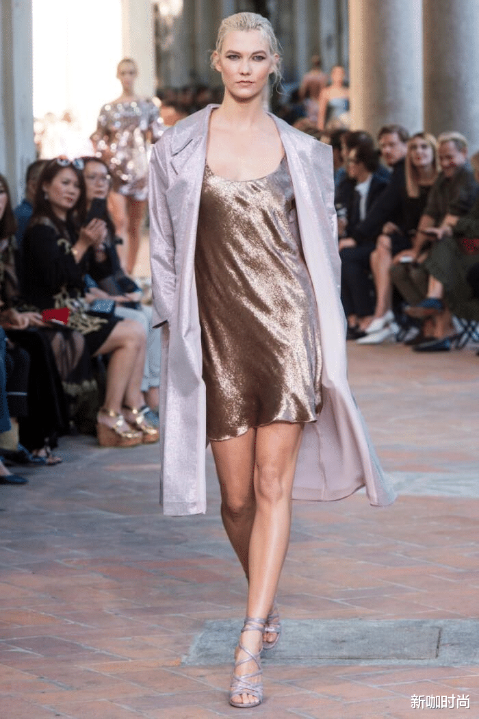 运动|何超琼不愧是赌王女儿，短发配亮片长裙，气场秒杀同框的成龙