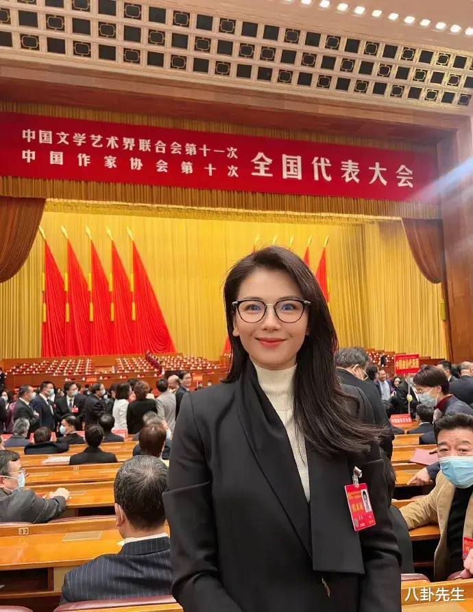 宋佳|众星出席文代会:陈宝国围巾拉风,邓超合照耍心机,宋佳P图太狠