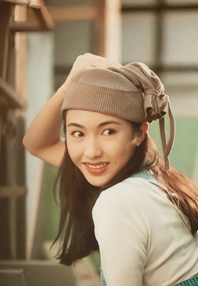 姐姐|富太黎姿和俩女儿做甜品，豪华厨房宽敞如客厅，手上戴鸽子蛋钻戒