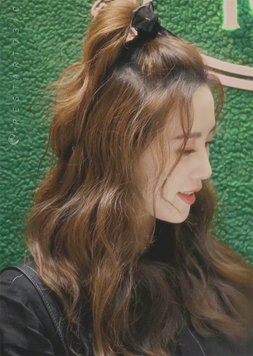 刘诗诗|刘诗诗活动生图曝光，卷发高马尾俏皮可爱，诗与狮的异曲同工之妙