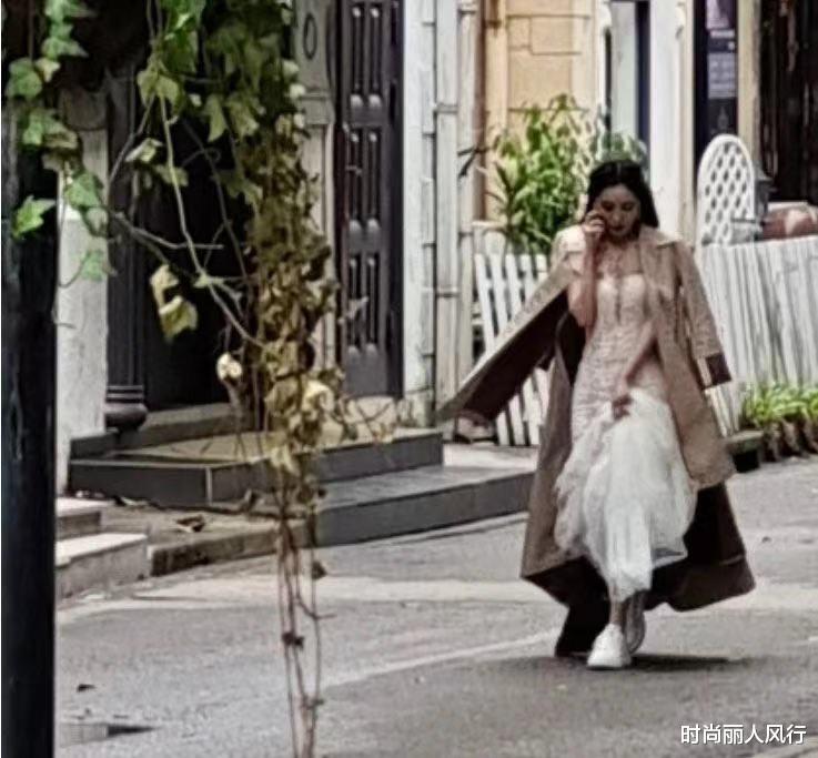 杨幂|杨幂时隔6年再穿婚纱! 踩球鞋提裙摆脚踝纤细，样子像极小说女主