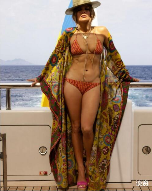 詹妮弗·洛佩兹|52岁詹妮弗·洛佩兹，穿比基尼肌肉健美，臀比马桶大颠覆审美观