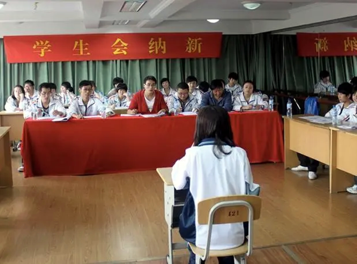 |学生会六部长查寝逞官威，教师索贿不成骂学生，这所学校太“硬核”