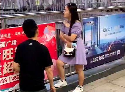 说说热点故事烩 卑微的爱情！广东一男子跪美女面前求原谅，女子无动于衷视而不见